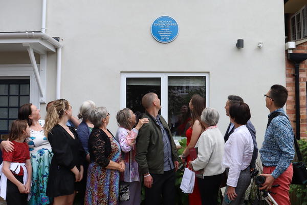 Nico Tinbergen's family at the unveiling of the blue plaque in his name, June 8, 2022.