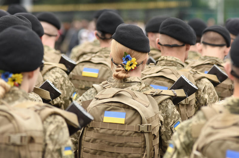 Ukrainian troops wear Ukrainain flag hair ties